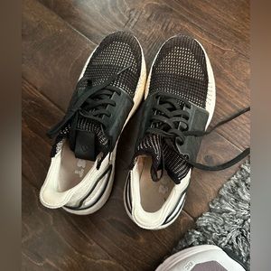 Adidas Men's ultra boost size 7. They are tan and black and have light wear!